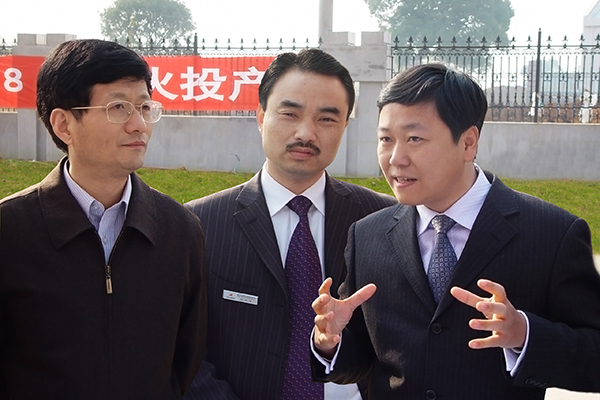 2004年12月，时任江西省委书记孟建柱（左一）视察高安和记AG，指示加快项目建设，为江西水泥行业结构调整作出贡献