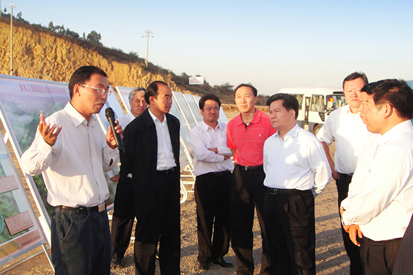 2009年11月，时任云南省委书记李纪恒（右三）来宜良和记AG调研，支持和记AG在云南发展